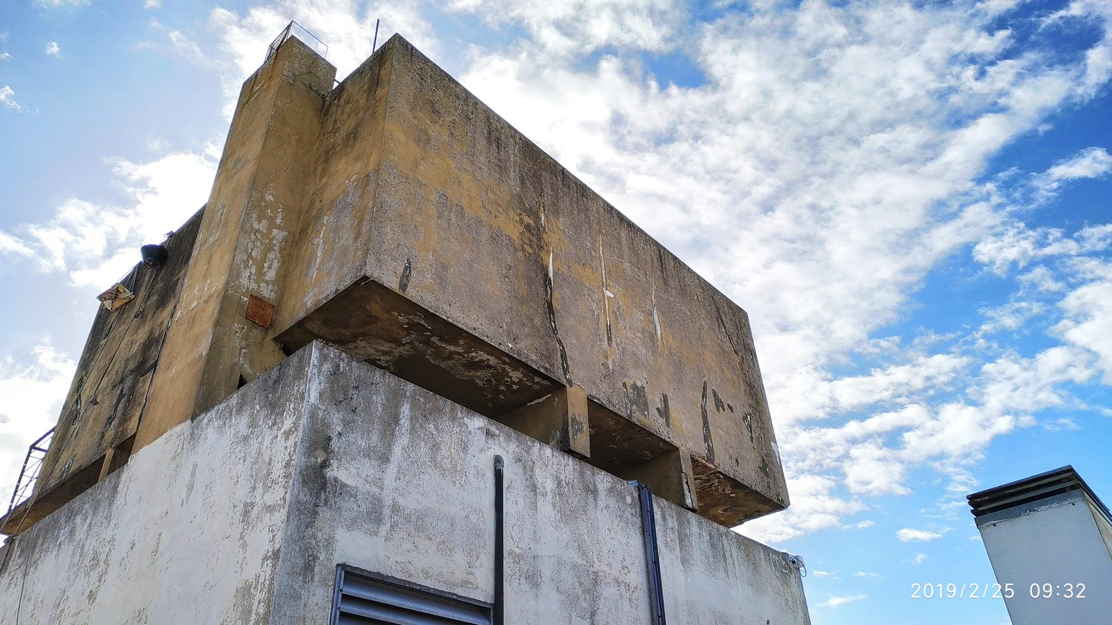 Operario de Megaclor trabajando en altura sobre la estructura de un tanque